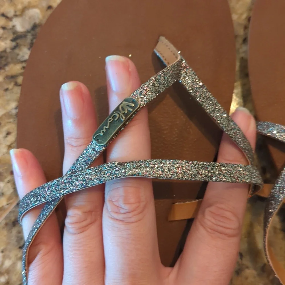 NWT 🌞 Volcom Sparkly Strappy Flip Flops - Discontinued By Brand